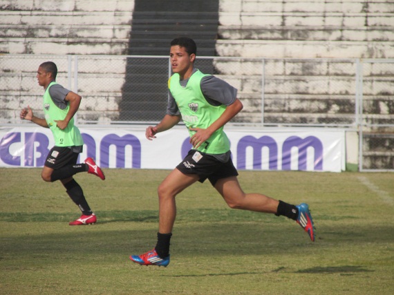 Tiago volante do Araxá Esporte